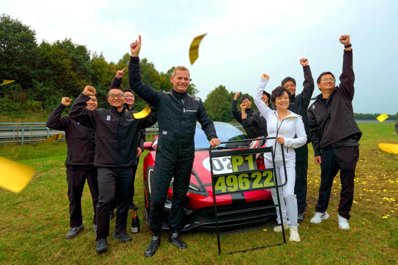 Stella Li junto al equipo con el YANGWANG U9 Xtreme (U9X)