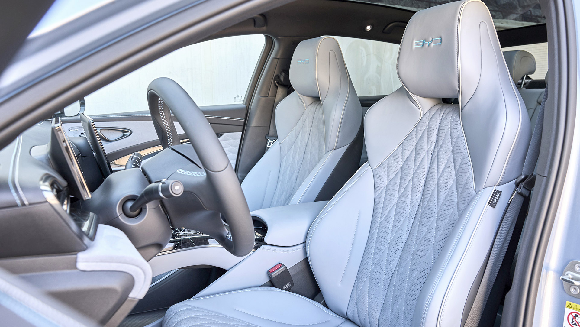 Seal details interior white seats