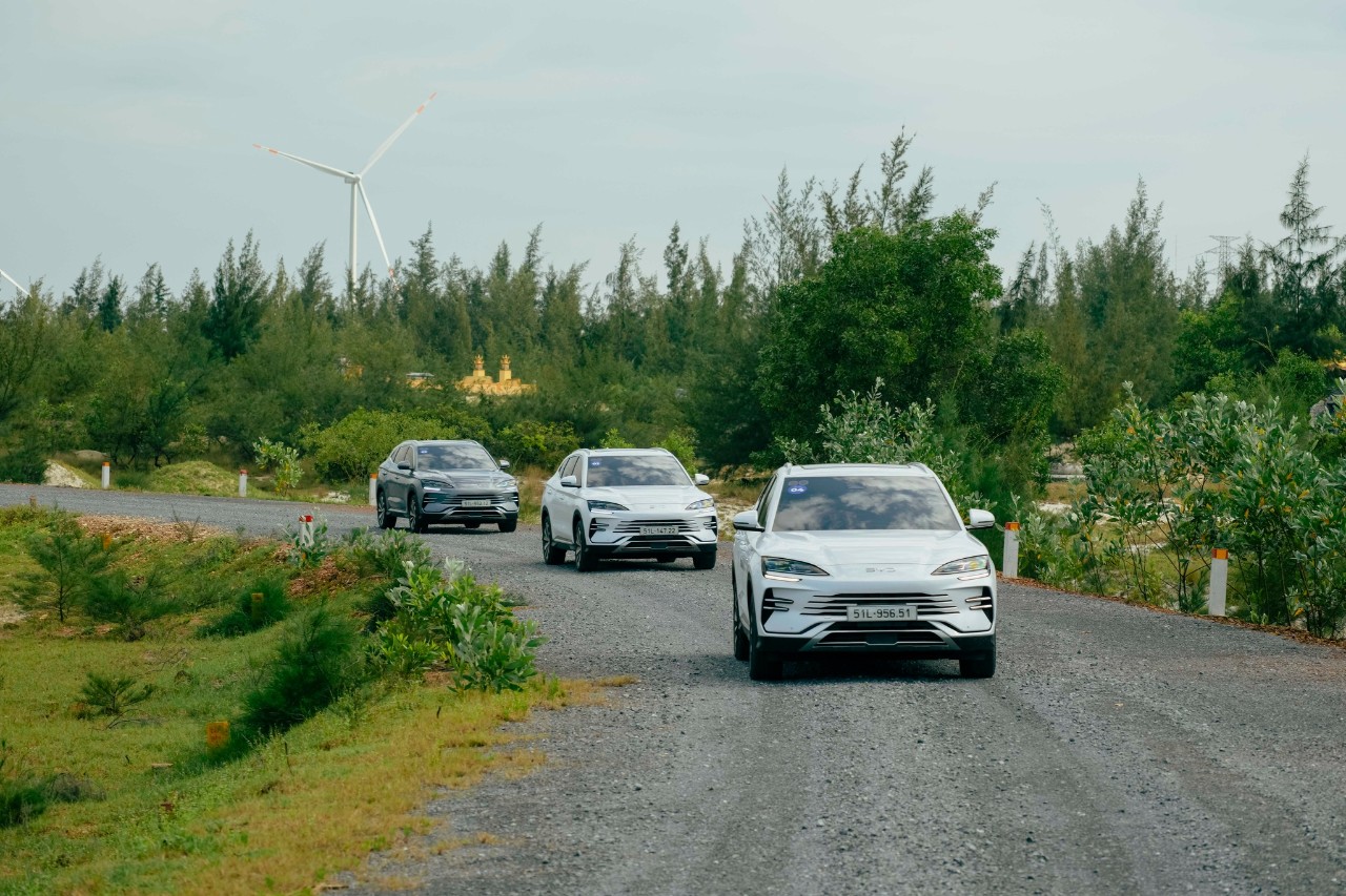 BYD Sealion 6 trên một cung đường quốc lộ. Ảnh: Huy Thắng