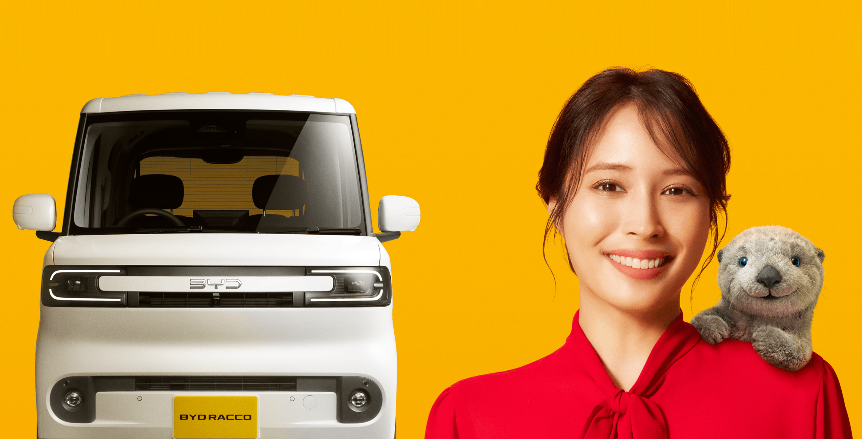 BYD RACCO フロントビューと女性・ラッコ