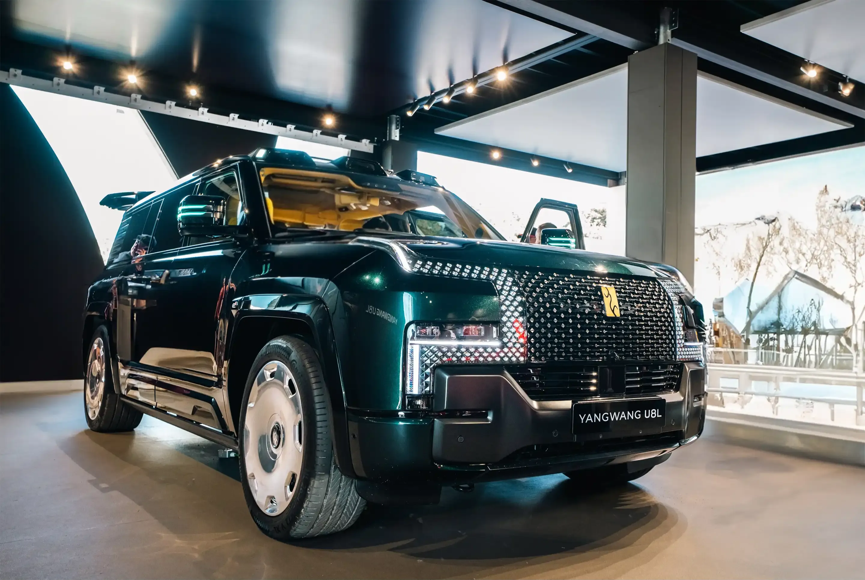 O Yangwang U8L apresenta uma combinação de luxo, tecnologia e robustez