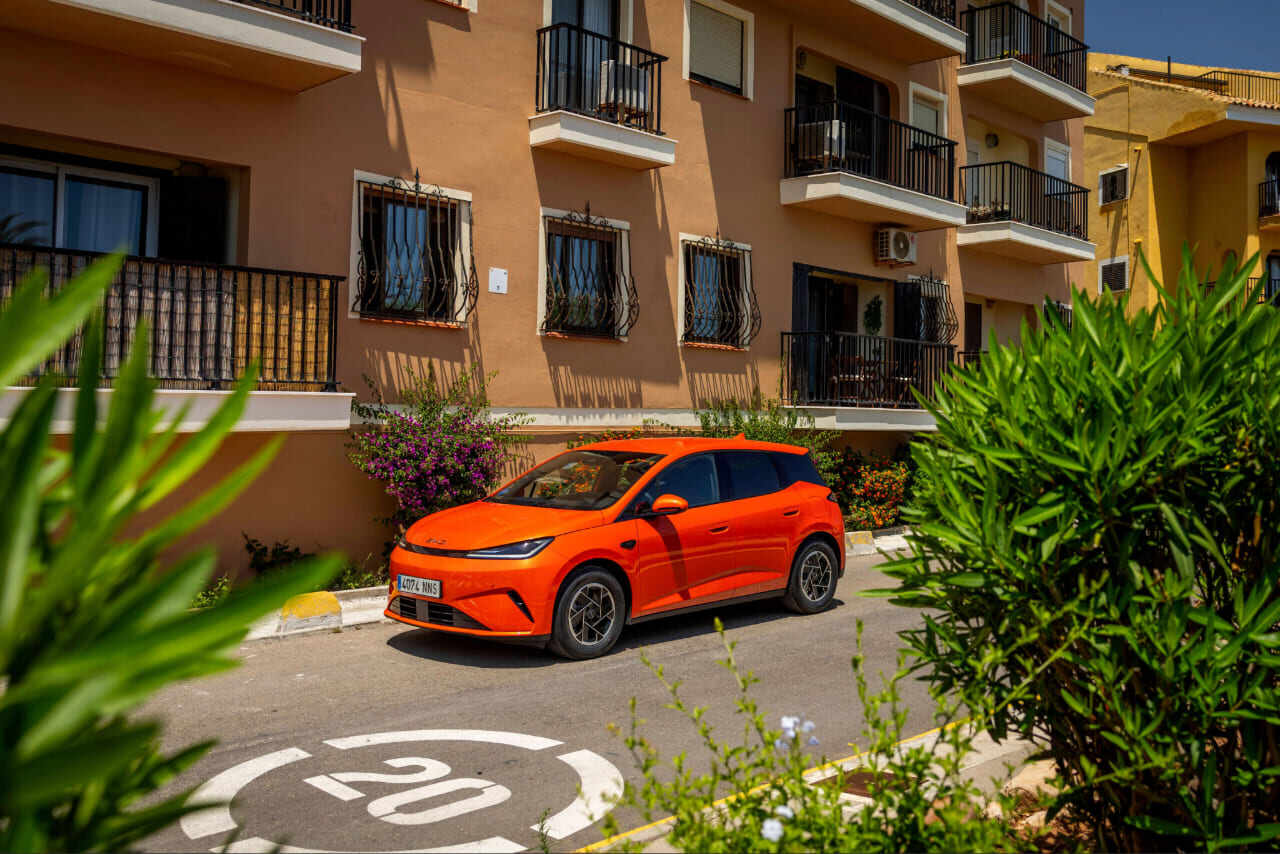 BYD DOLPHIN G DM-i color Orange Sunset aparcado