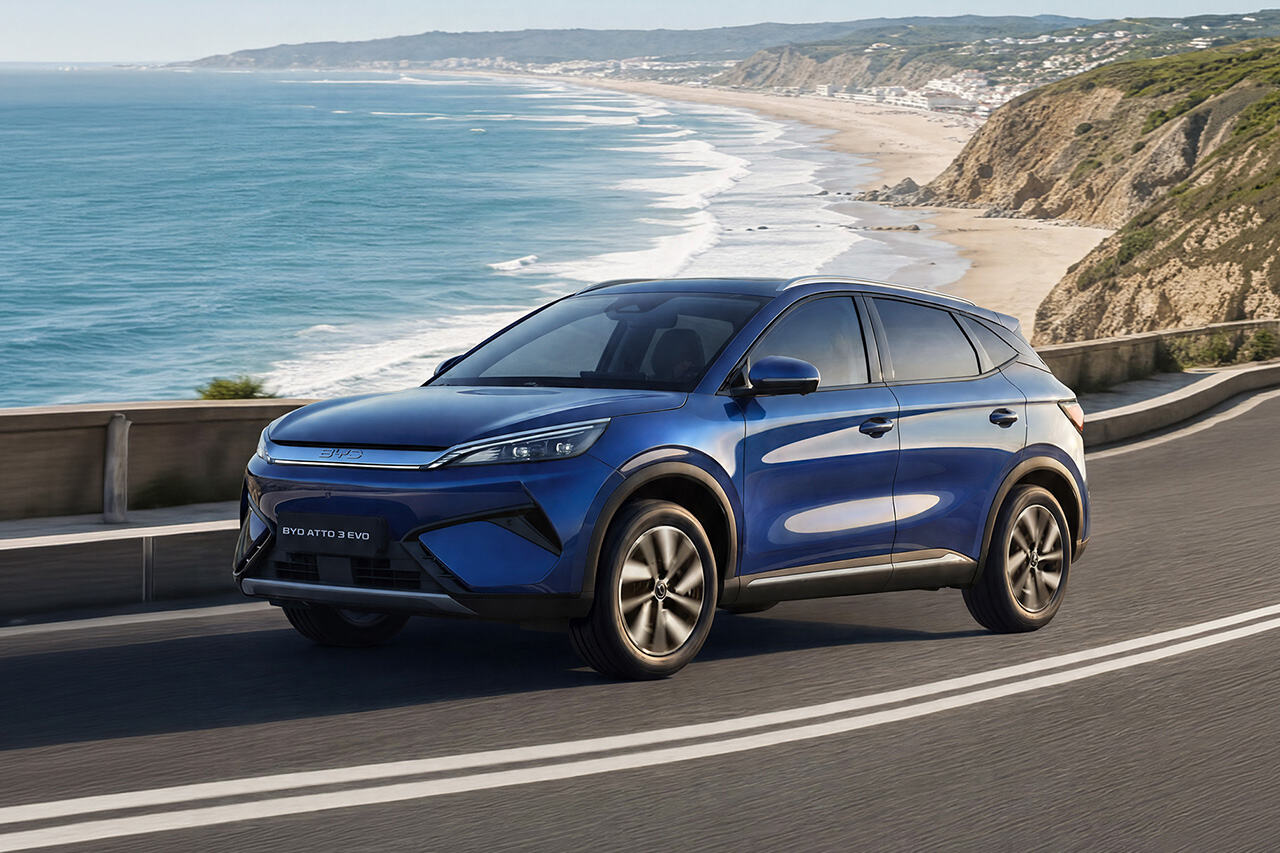 BYD ATTO 3 EVO con el mar de fondo