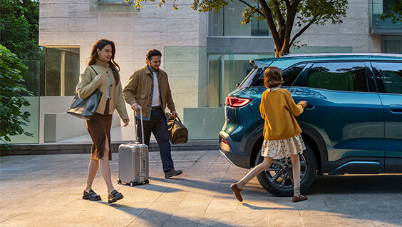 familia con las maletas y el BYD ATTO 2 DM-i