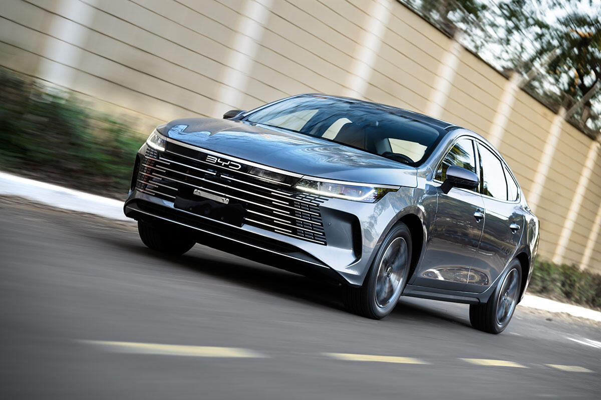 BYD King cinza - versão brasileira