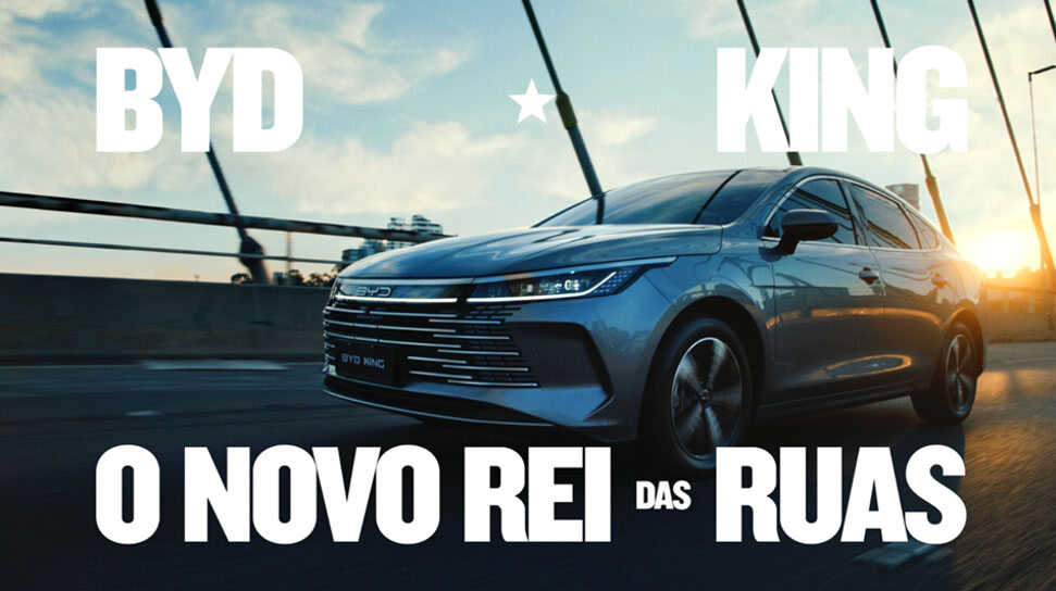 Campanha criada pela agência We traça paralelo entre lançamento do BYD King no Brasil e a trajetória do Rei do Futebol