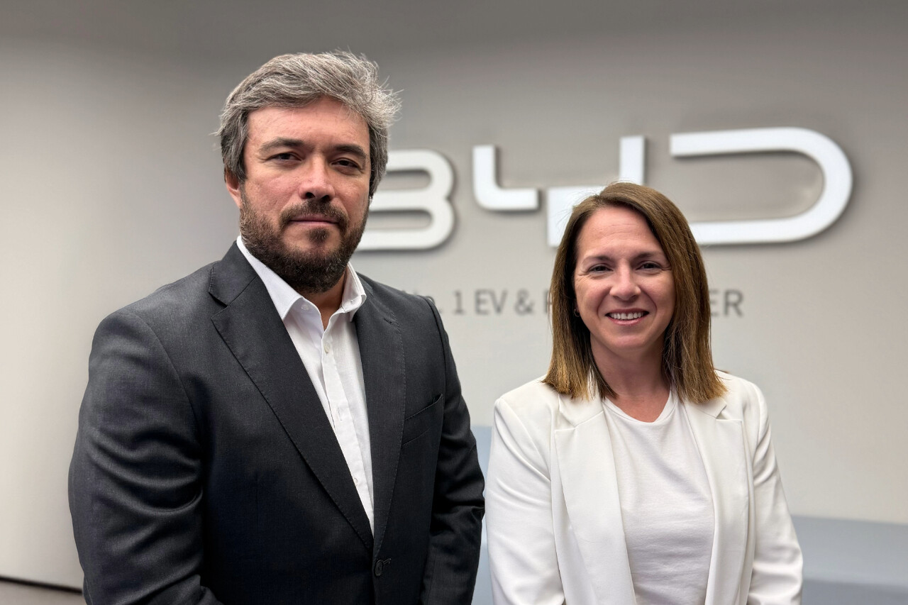 Imagen de Rodrigo Ferreira y Carmen Sánchez Martín en las oficinas de BYD España
