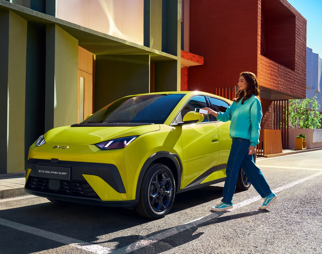 Mujer accediendo sin llave con NFC al BYD DOLPHIN SURF