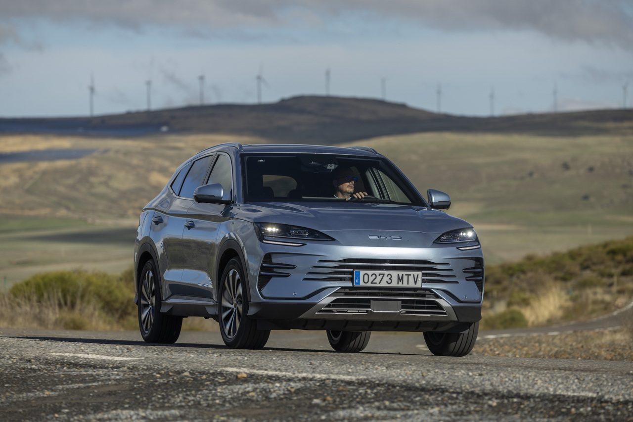 SEAL U DM-I con molinos de viento de fondo