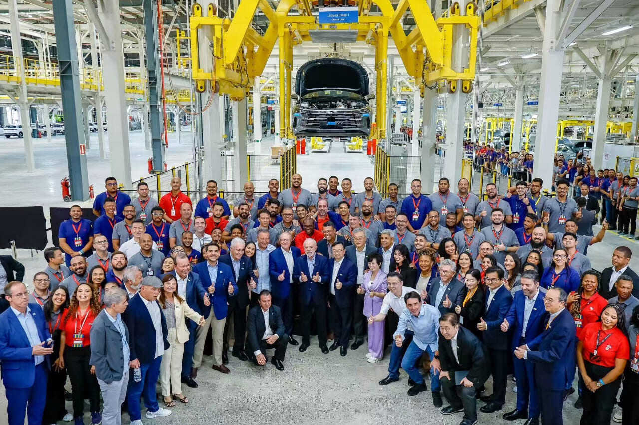 Fábrica de Camaçari, en Brasil con Stella Li con el equipo y ejecutivos globales y regionales de BYD