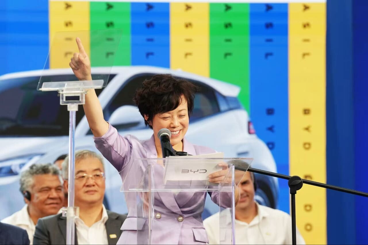 Stella Li dando un discurso en la ceremonia en la fábrica brasileña en Camaçari 