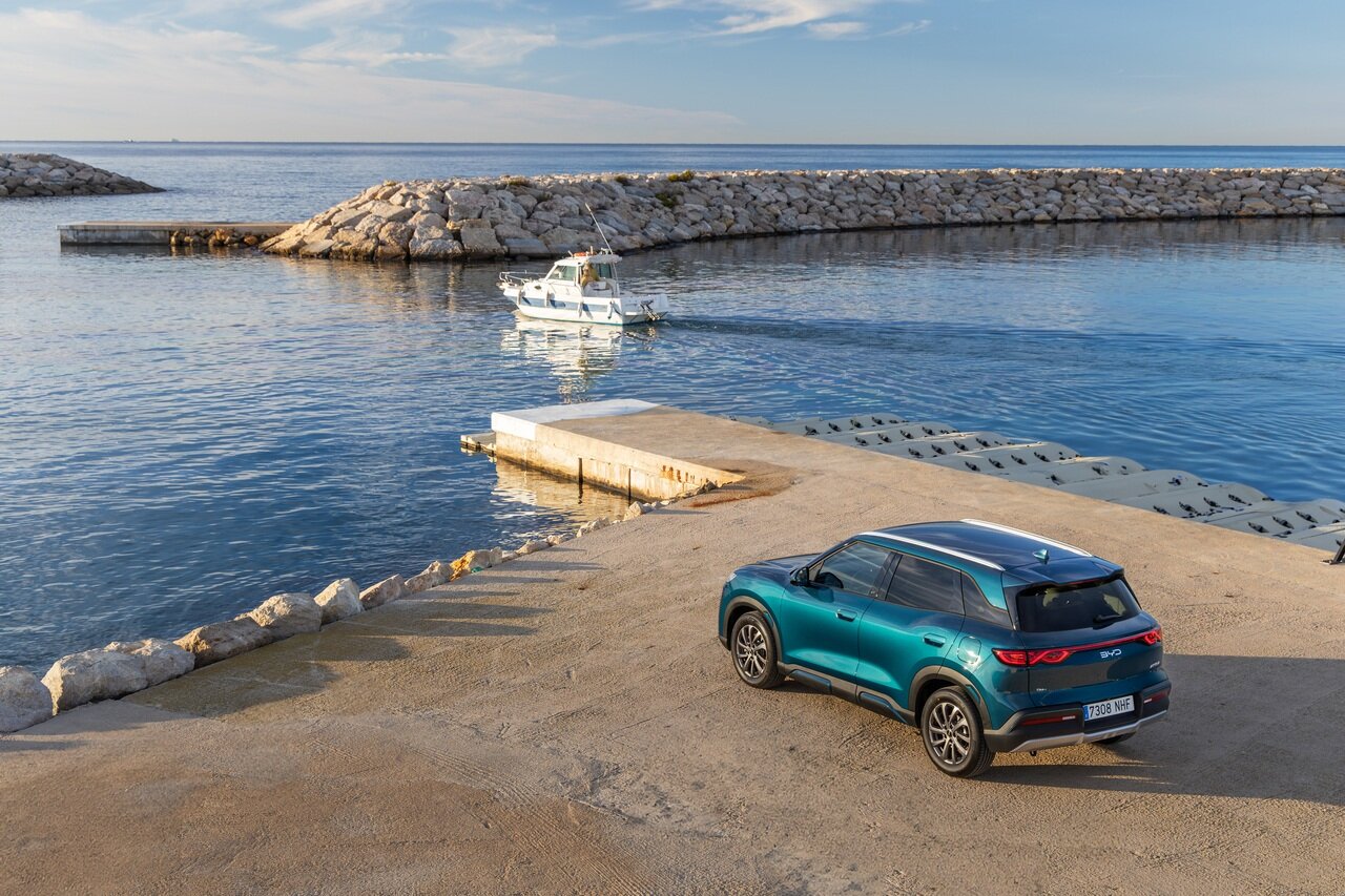 Imagen del BYD ATTO 2 DM-i híbrido enchufable en un puerto