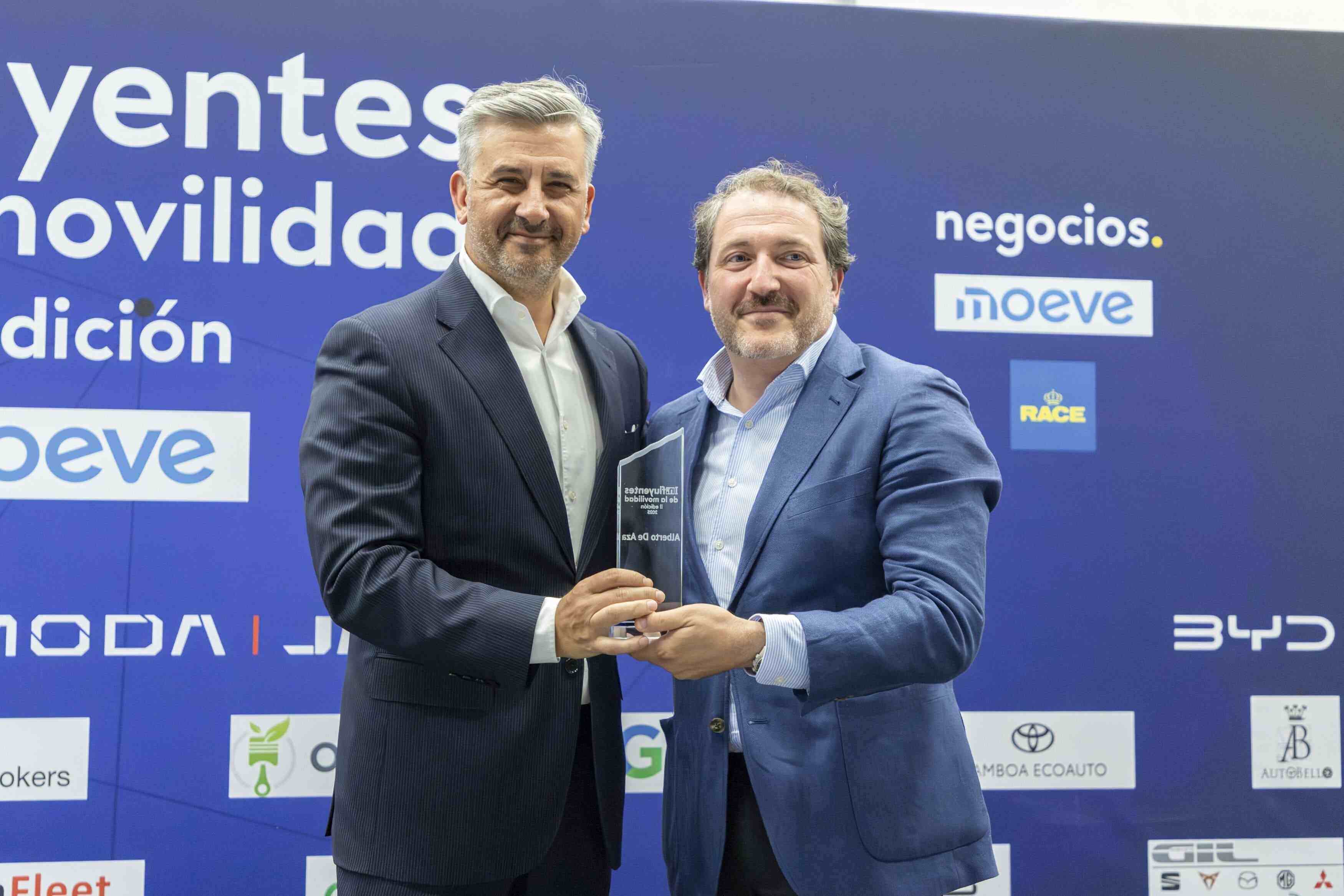 Alberto de Aza con el galardón de Influyente de la Movilidad 2025 durante el evento de Negocios TV