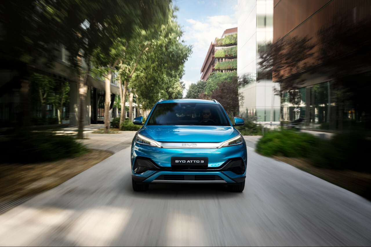 Imagen del BYD ATTO 3 en zona urbana