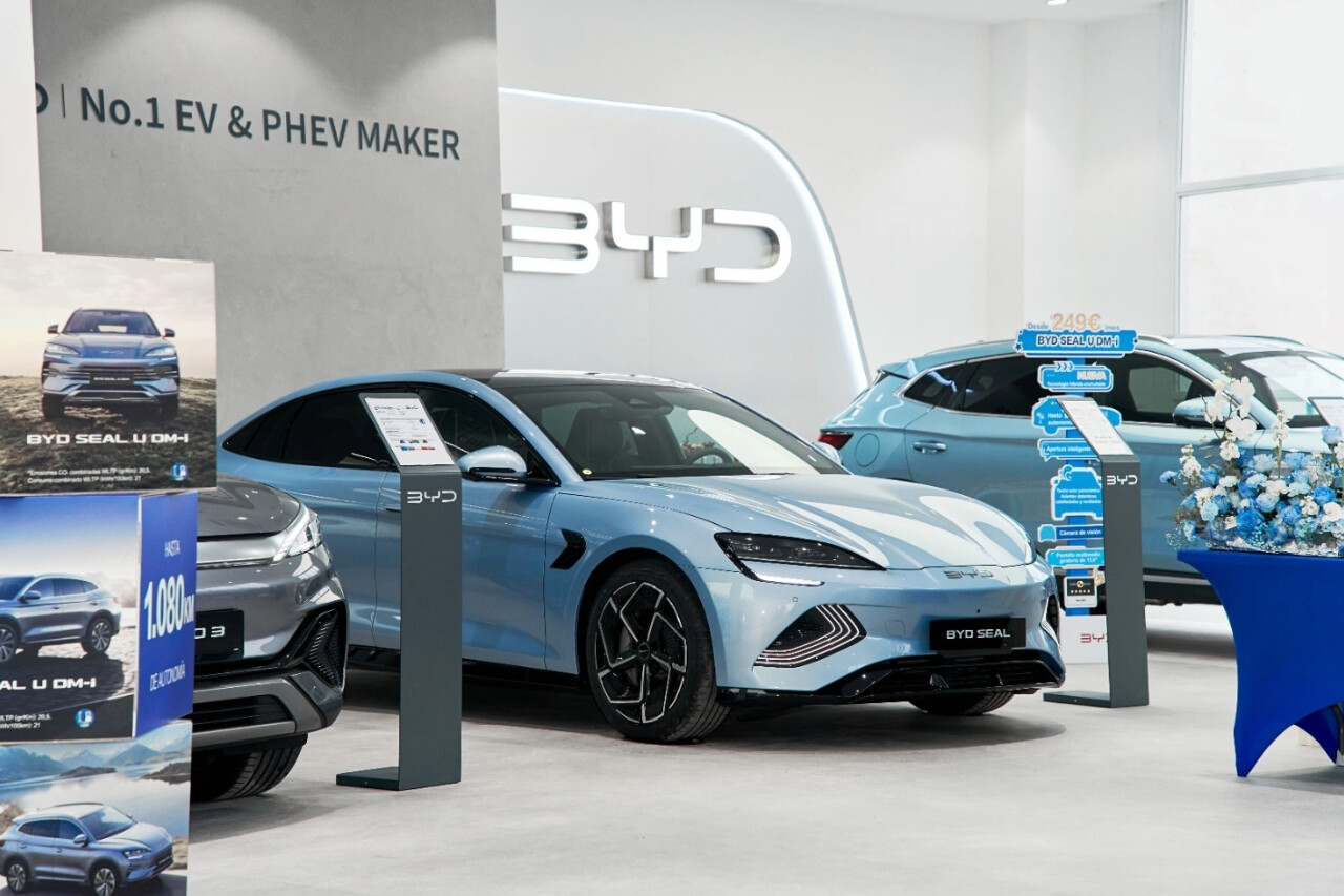 Concesionario de BYD con el BYD SEAL de exposición
