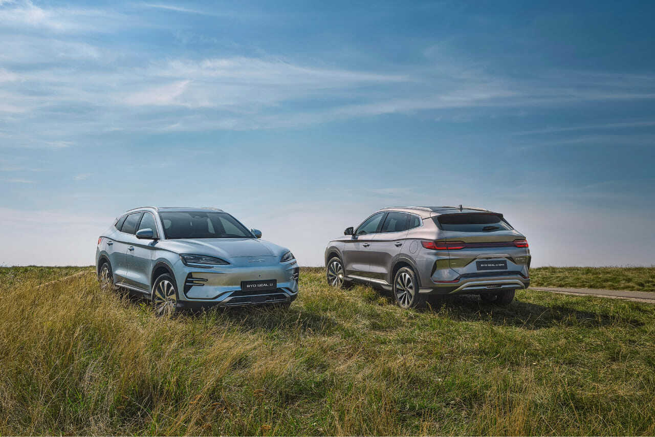 Dos coches SEAL U DM-i parte delantera y parte trasera en el campo