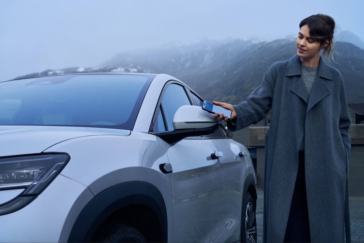 Mujer abriendo un BYD con NFC