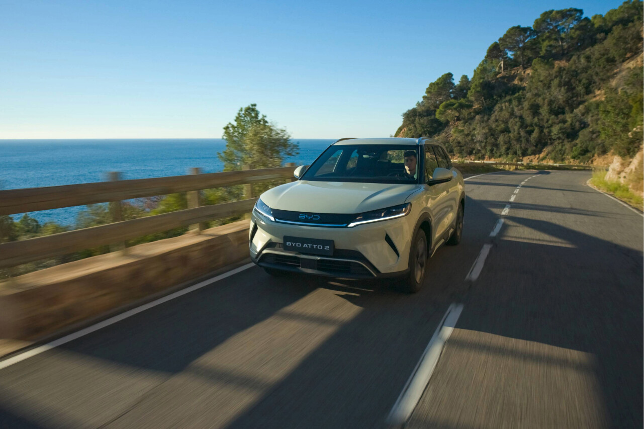 BYD ATTO 2 en carretera y playa de fondo
