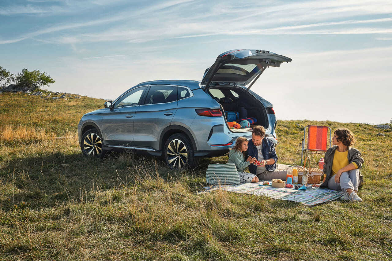 BYD SEAL U con una familia en el campo