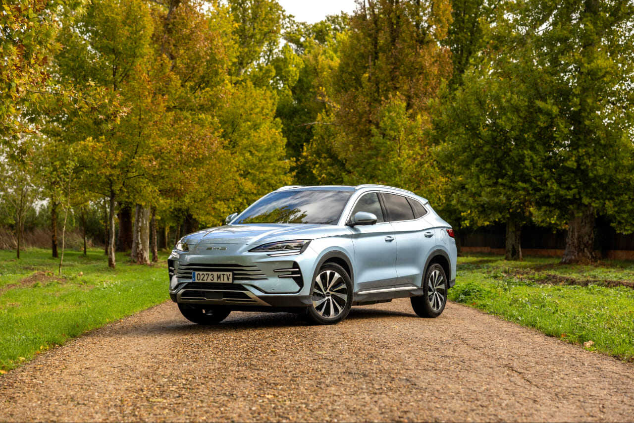 BYD SEAL U DM-i con árboles de fondo