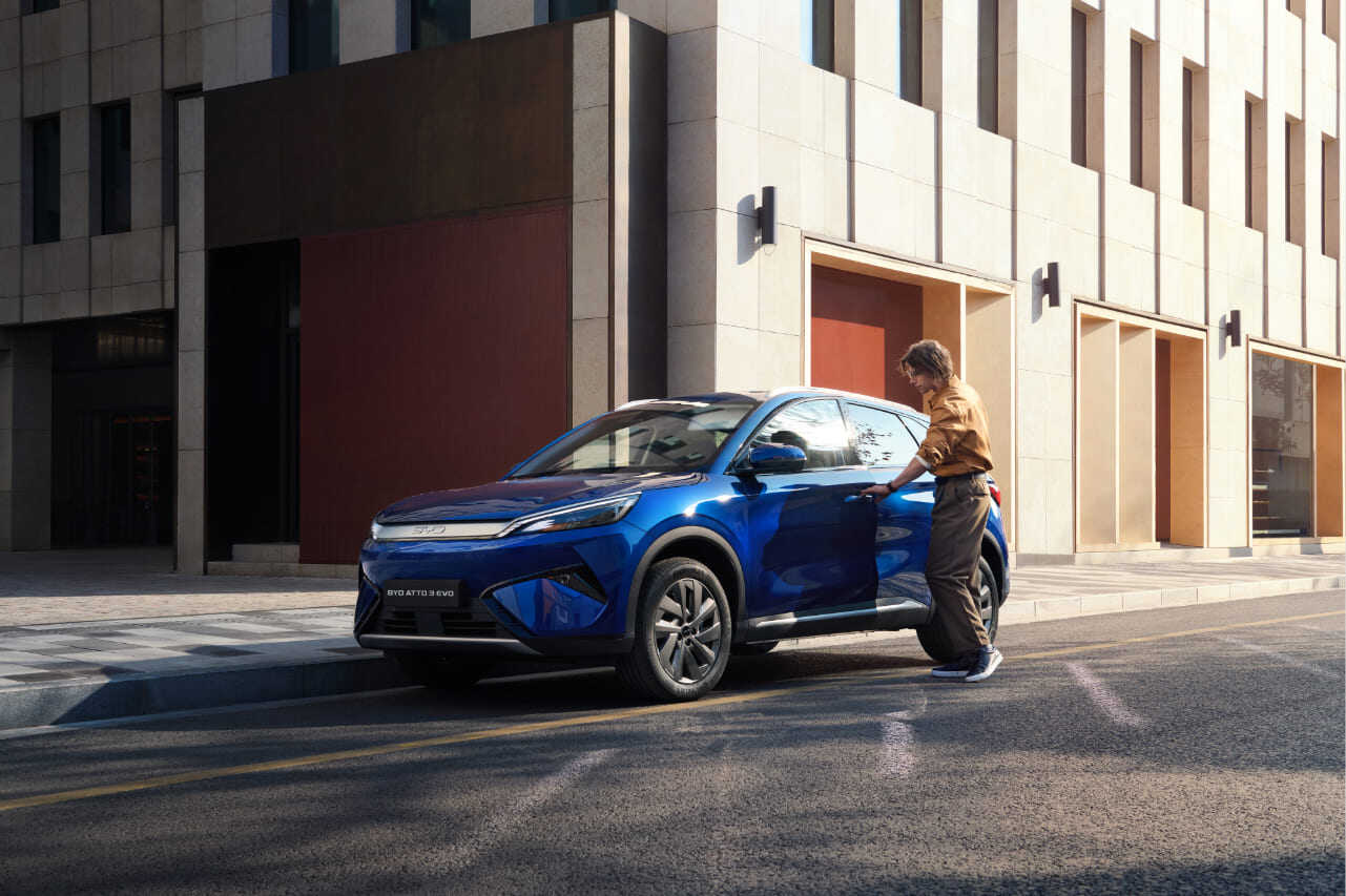 BYD ATTO 3 EVO Iris Blue con una persona abriendo la puerta