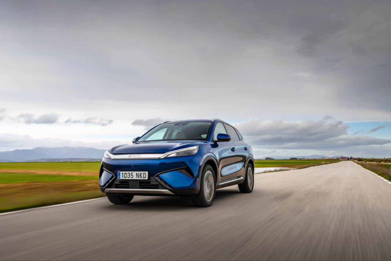 BYD ATTO 3 EVO color Iris Blue en carretera