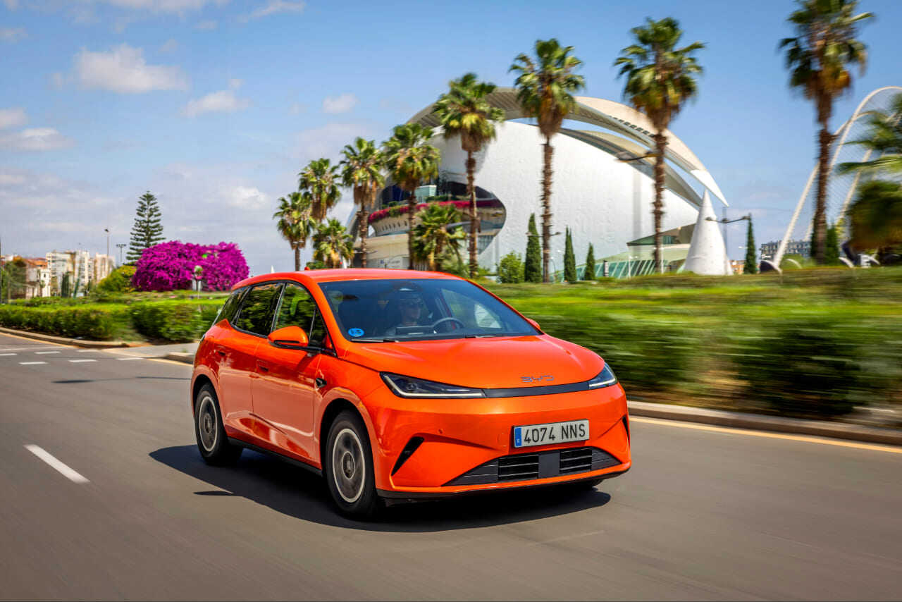 BYD DOLPHIN G DM-i Orange Sunset en dinámico