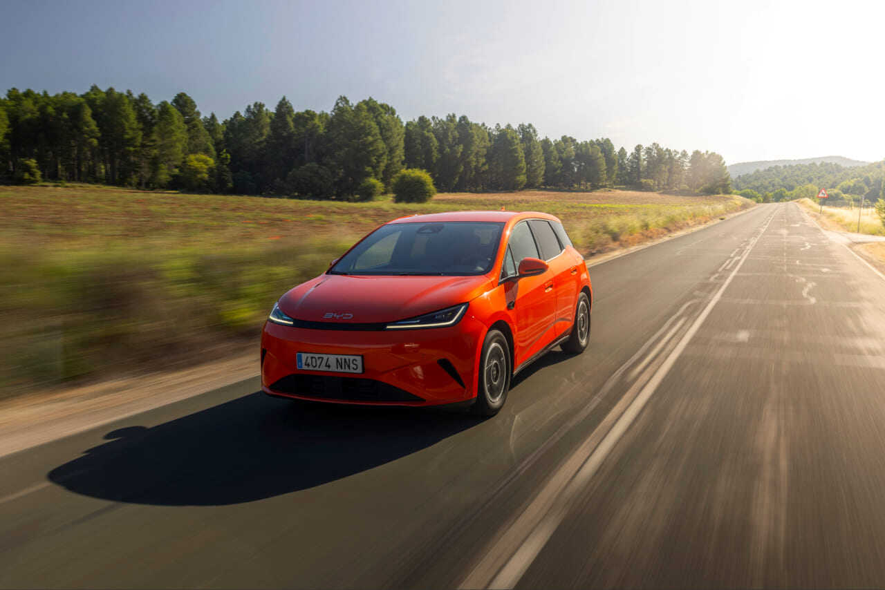 BYD DOLPHIN G DM-i Orange Sunset en dinámico