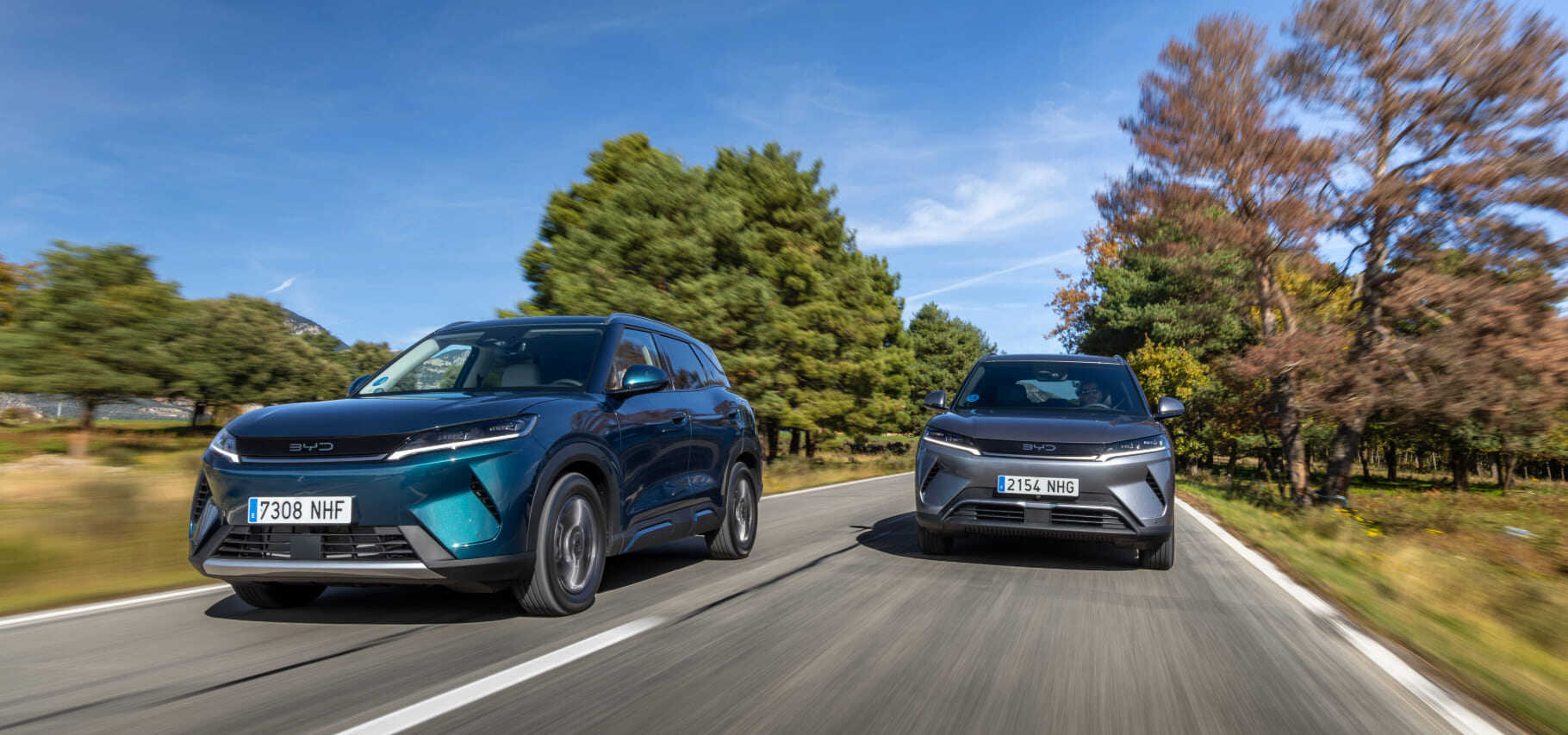 BYD ATTO 2 DM-i y BYD ATTO 2 COMFORT en carretera