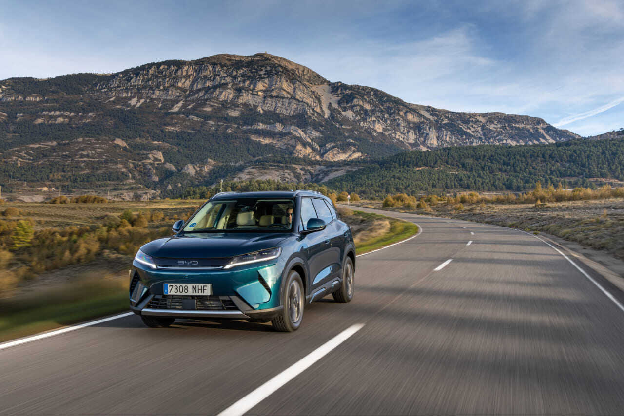 BYD ATTO 2 DM-i en carretera