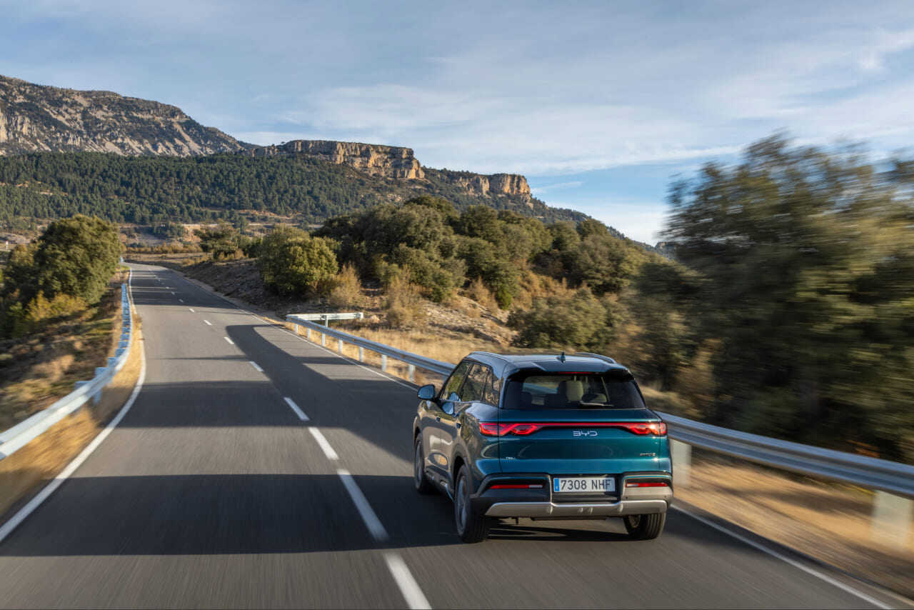 BYD ATTO 2 DM-i en carretera parte trasera