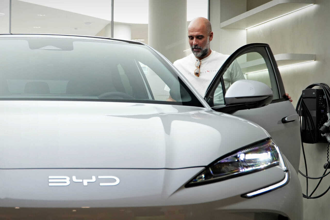 Entrega del BYD SEALION 7 a Pep Guardiola en el concesionario Quadis Dream Maquinista en Barcelona