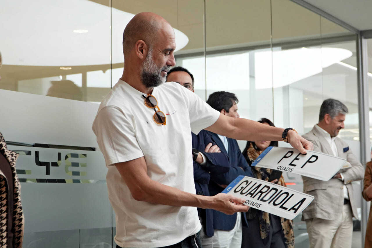 Entrega del BYD SEALION 7 a Pep Guardiola en el concesionario Quadis Dream Maquinista en Barcelona