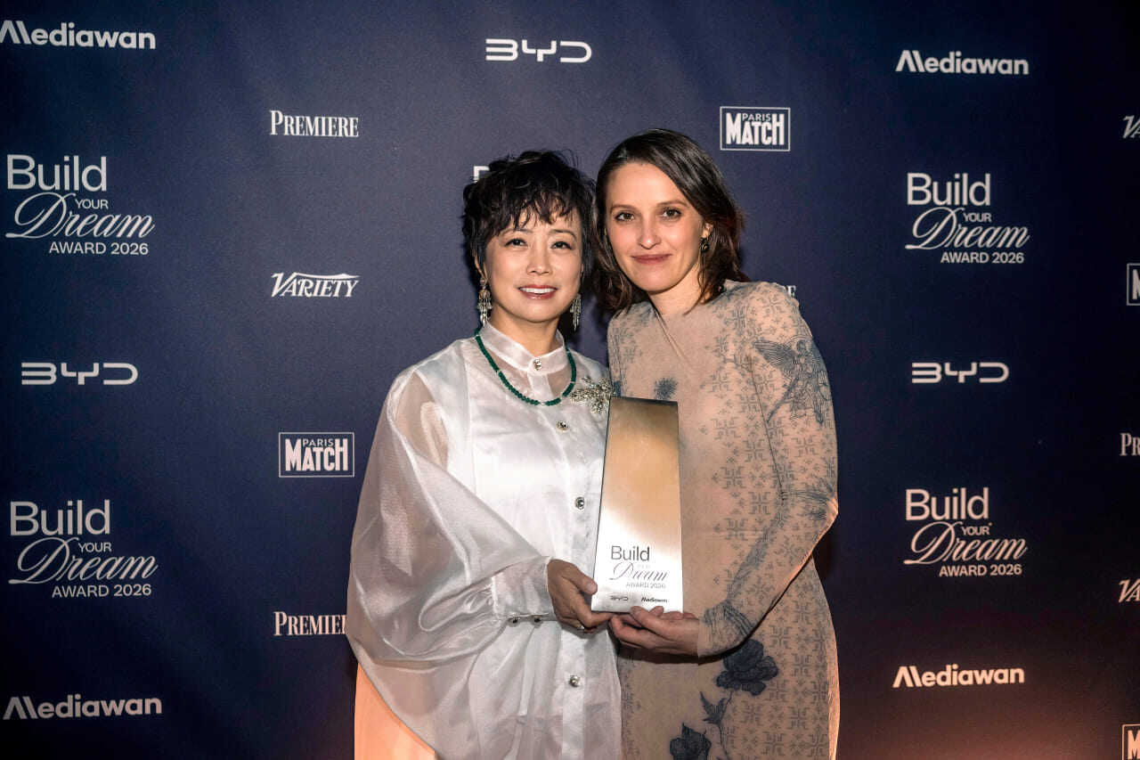 Stella Li entregándole el premio a Honeymoon en la primera edición del ‘Build Your Dream Award’