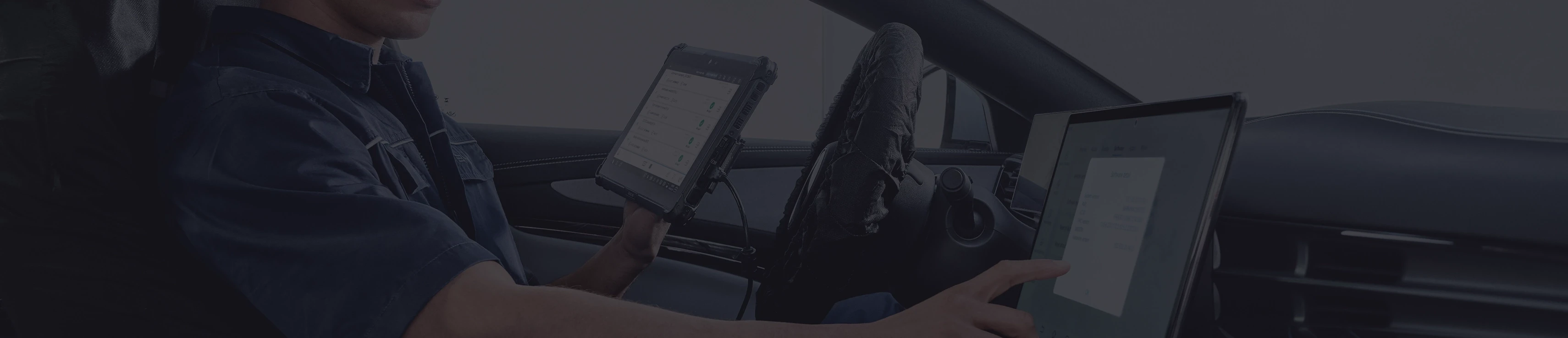 Técnico revisando la pantalla dentro de un coche BYD