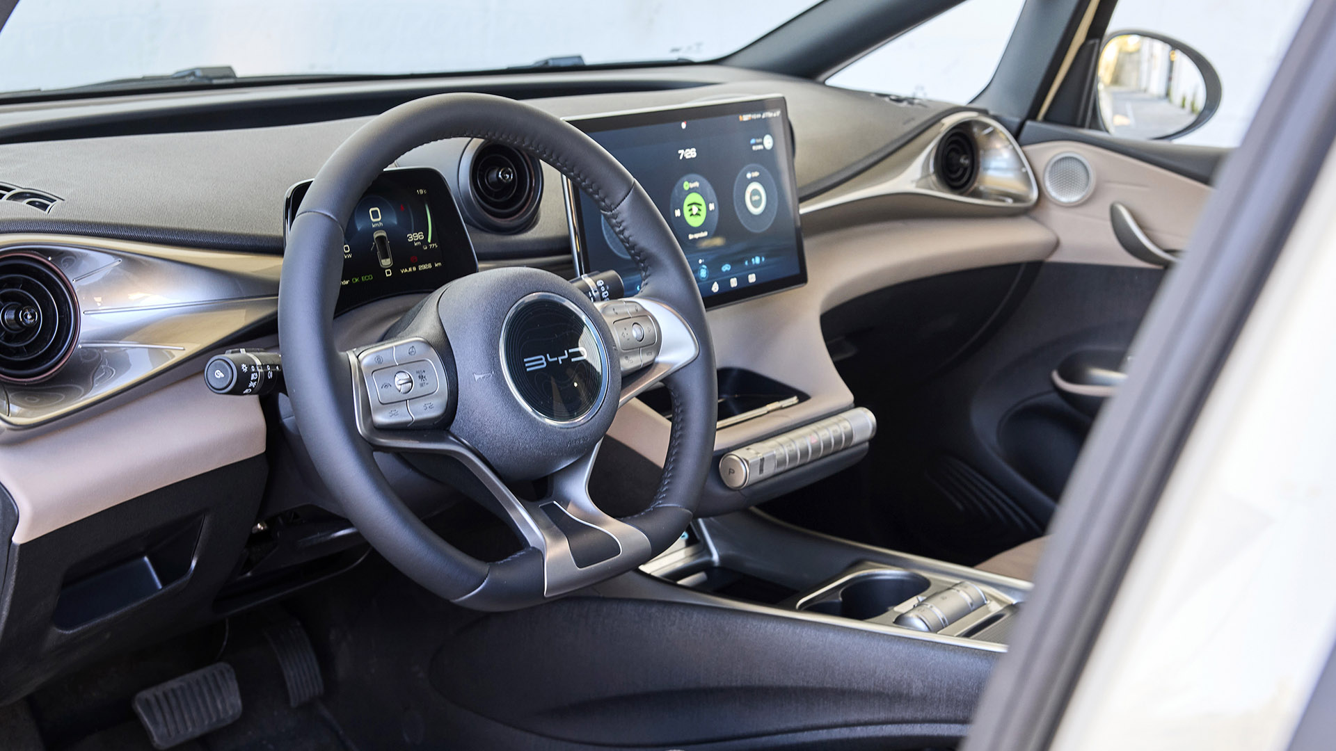 Seal details interior white seats