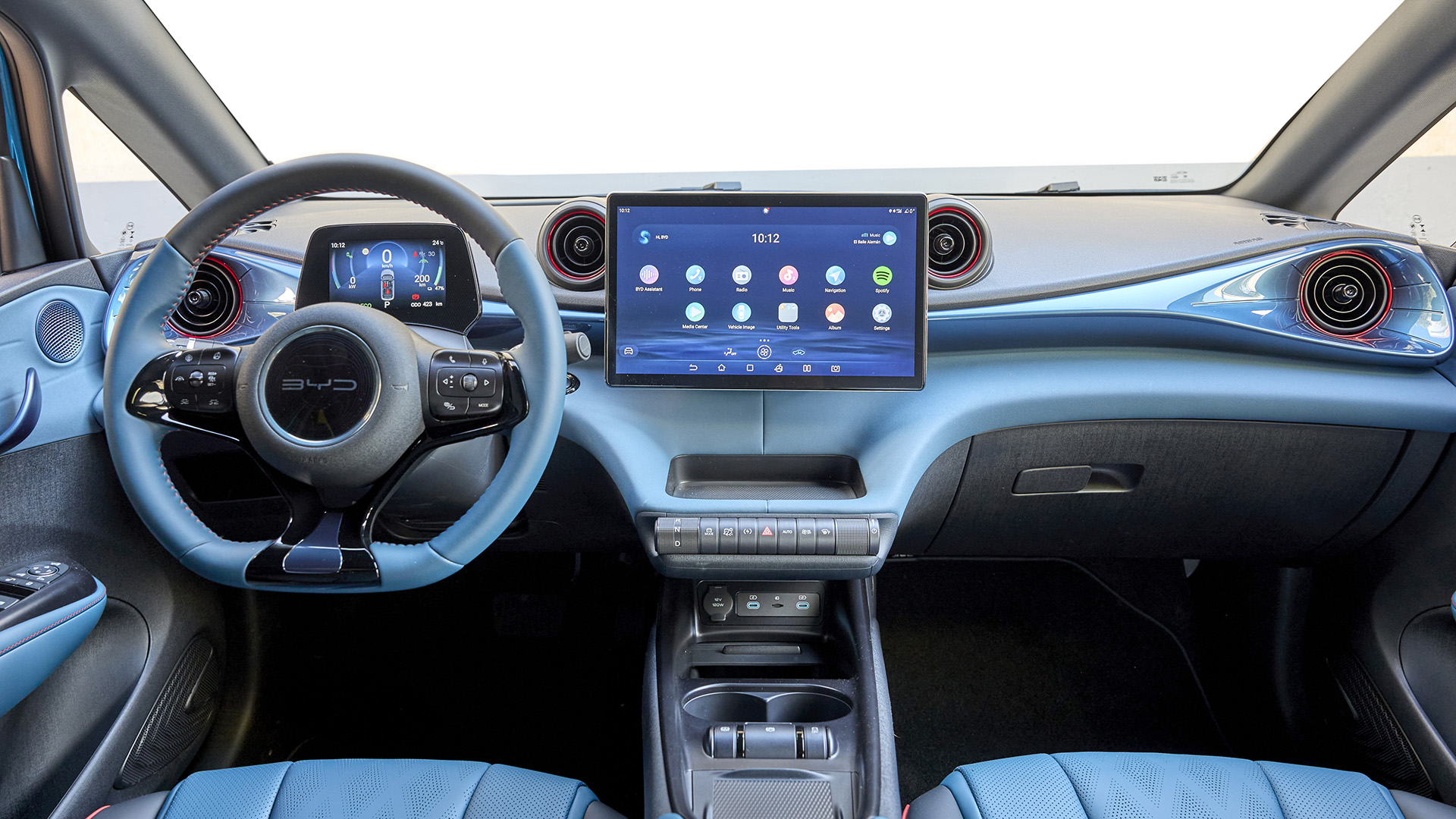 Seal details interior white seats