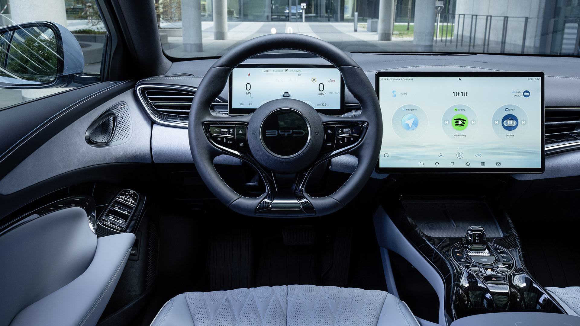 Seal details interior white seats