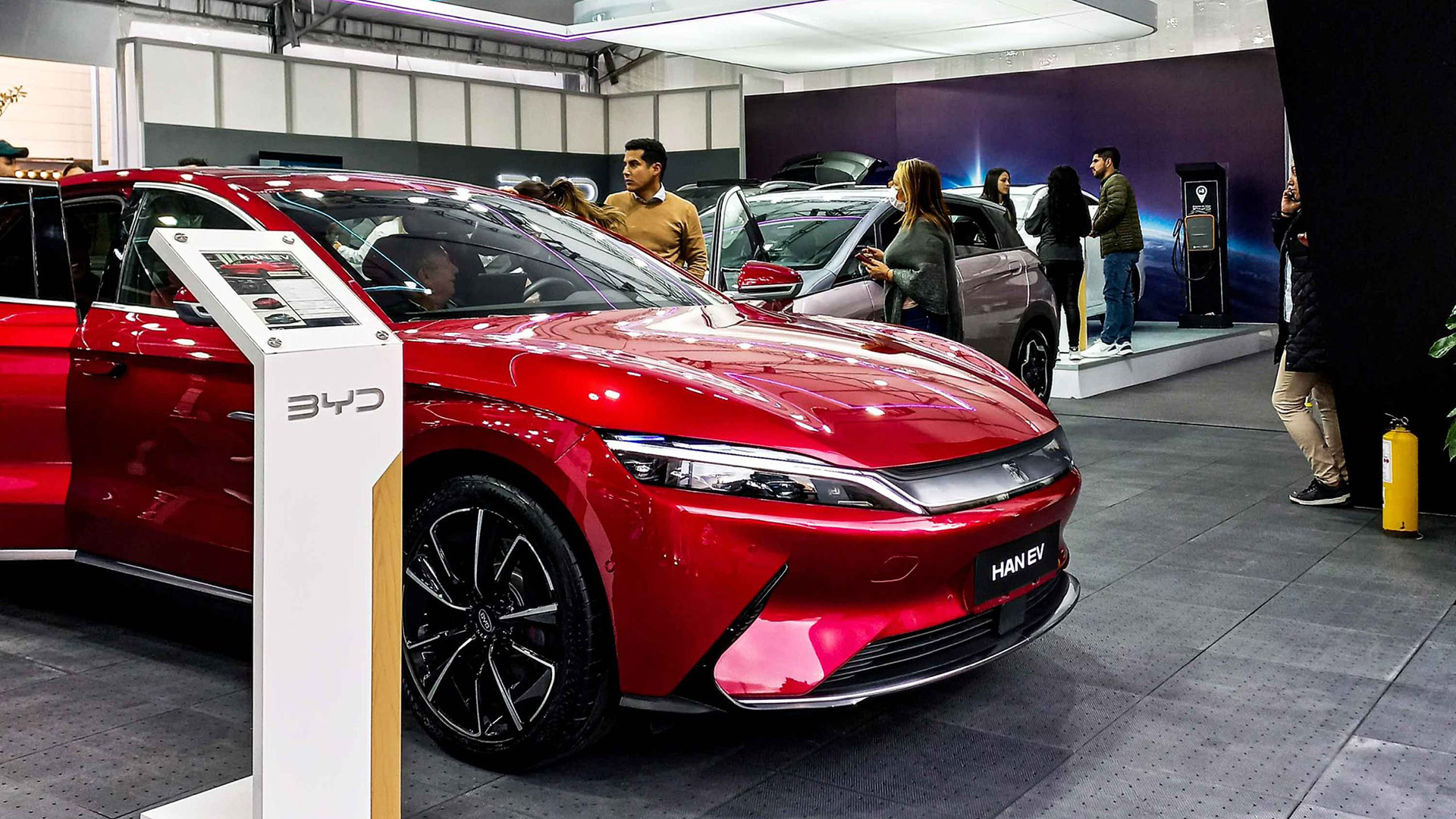 Seal details interior white seats