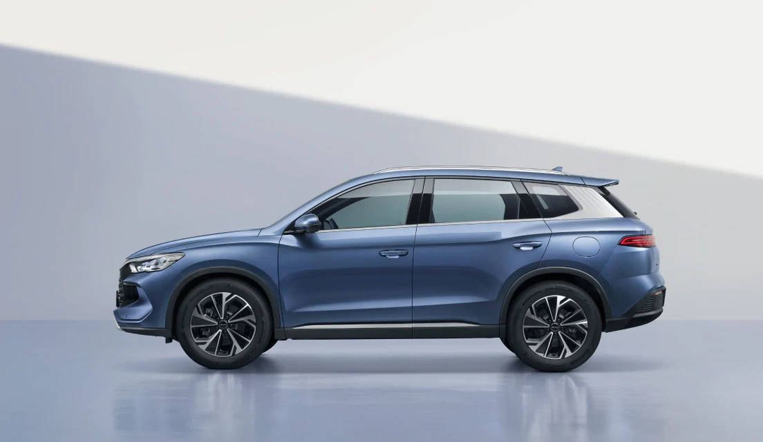 BYD Sealion 5 DM-i side profile showing floating roof effect with contrasting D-pillar and 18-inch bi-colour wheels