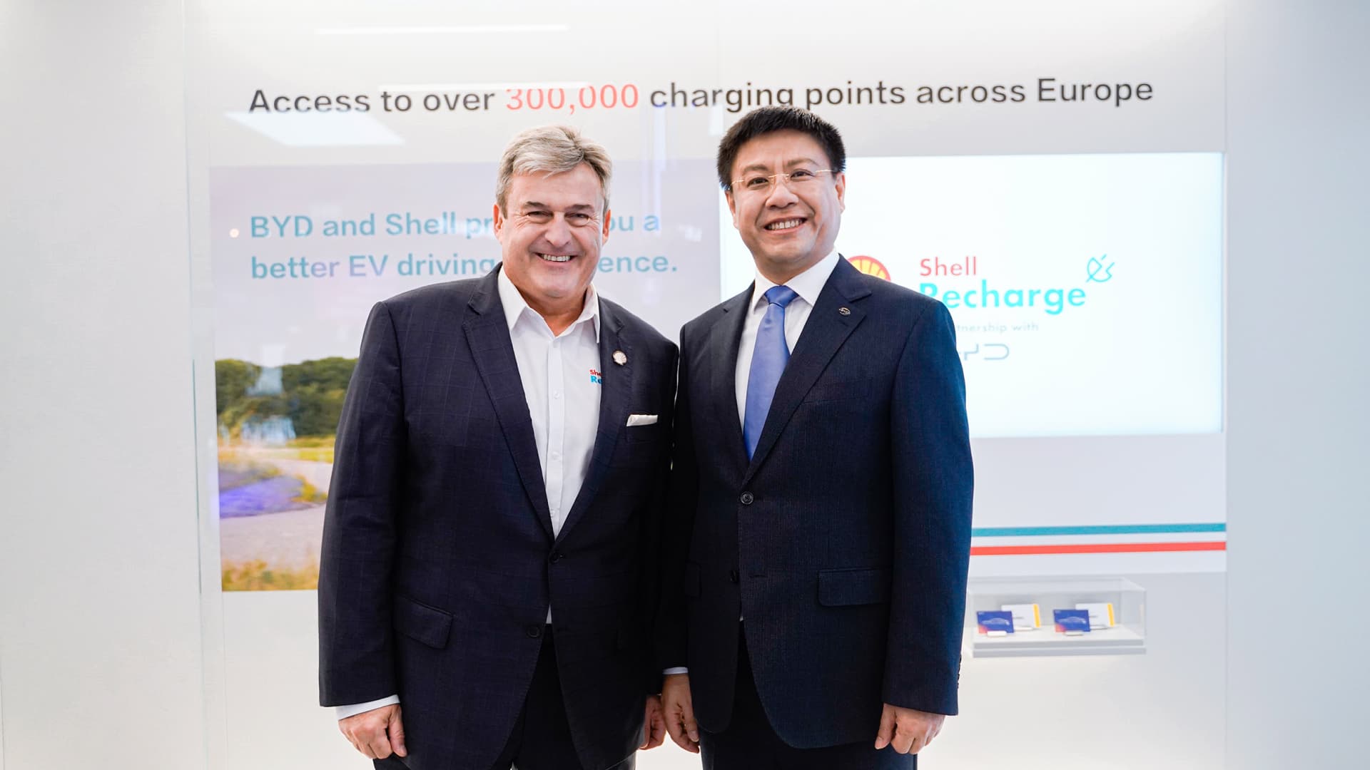 Left: István Kapitány, Global Executive Vice President of Shell Mobility; Right: Michael Shu, General Manager and Managing Director, BYD Europe and International Cooperation Division 