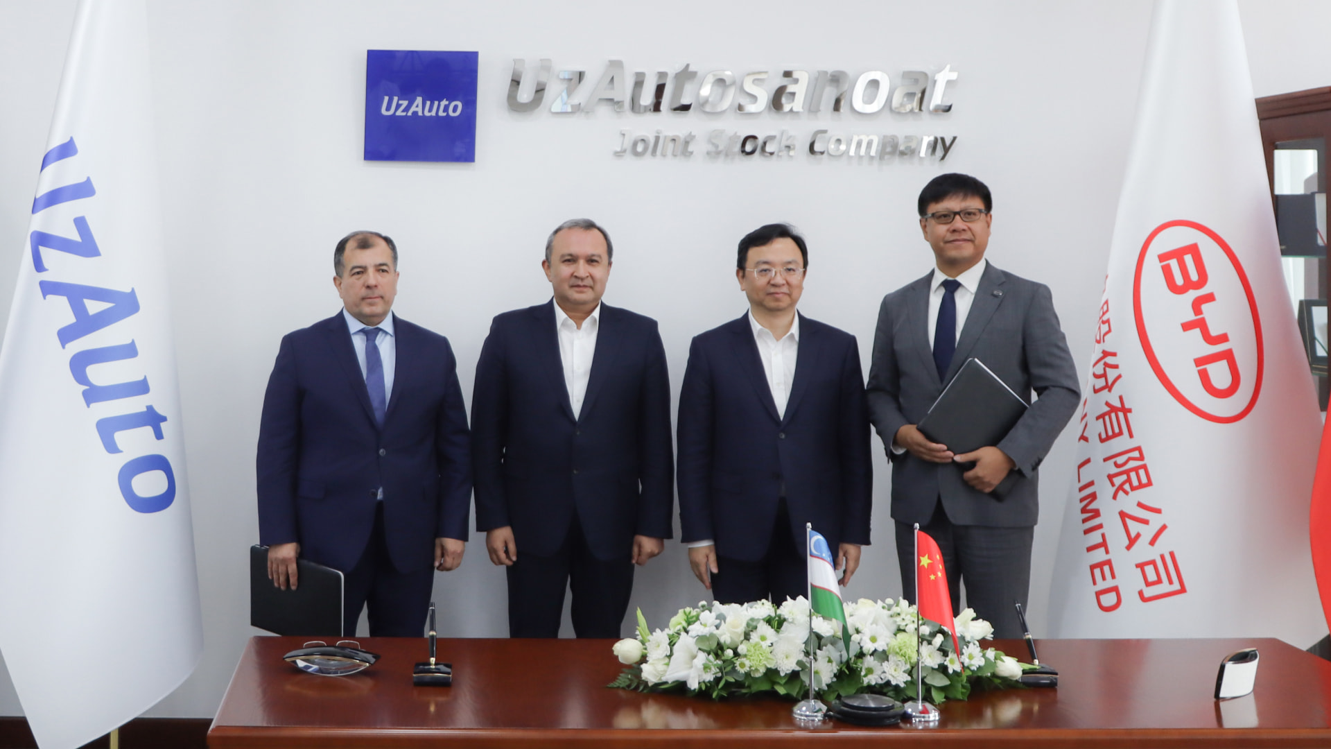 From left: Mr. Rustamov Olimhon Bakiyevich, Deputy Minister of Investment, Industry and Trade of Uzbekistan; Mr Urmzakov Shavkat, Chairman of the Board, UzAuto; Mr. Wang Chuanfu, Chairman and President of BYD; Mr. Michael Shu, Managing Director of BYD Europe