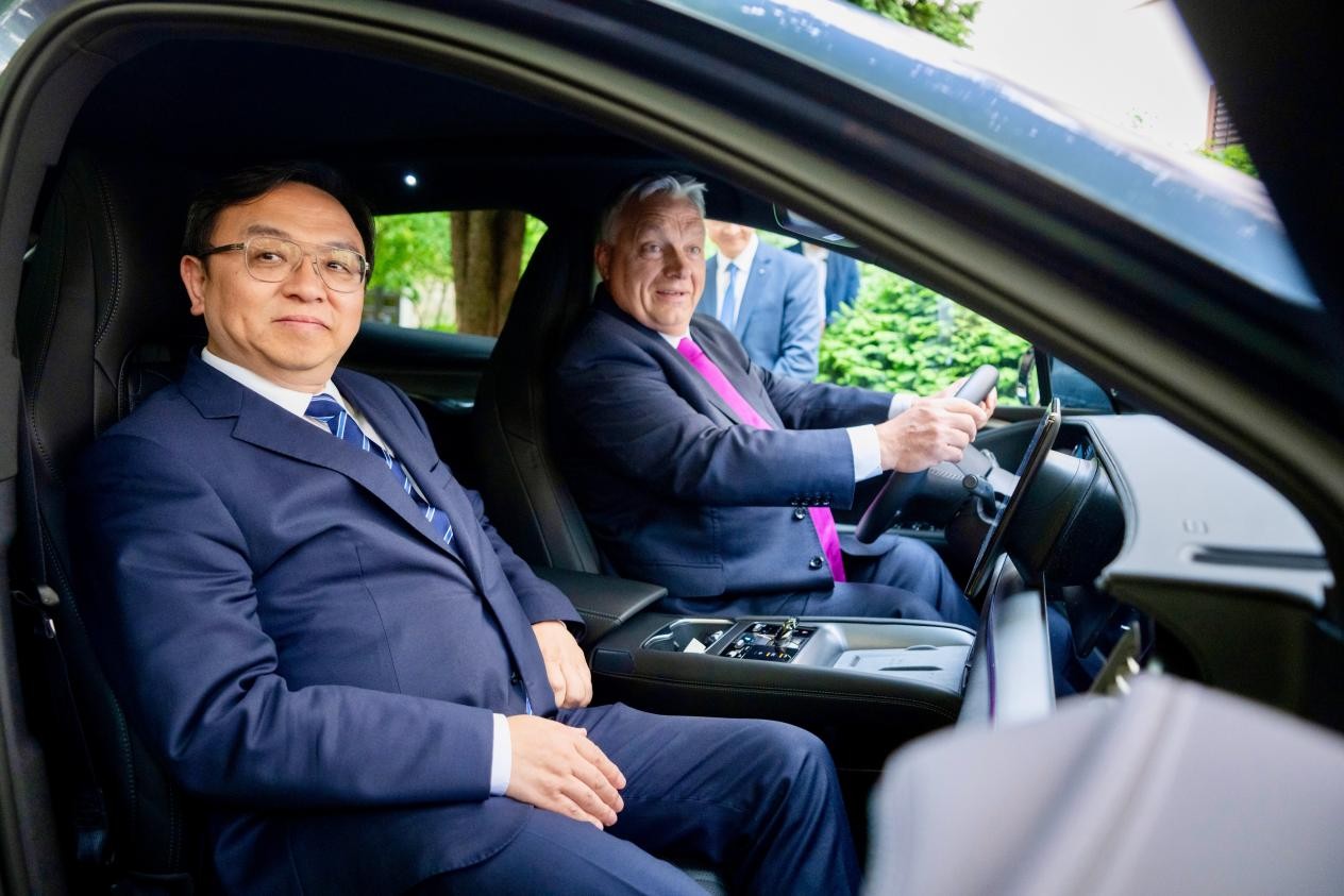 BYD Chairman Wang Chuanfu introducing BYD‘’s most advanced vehicle, the BYD SEALION 7 to the Prime Minister of Hungary Viktor Orbán