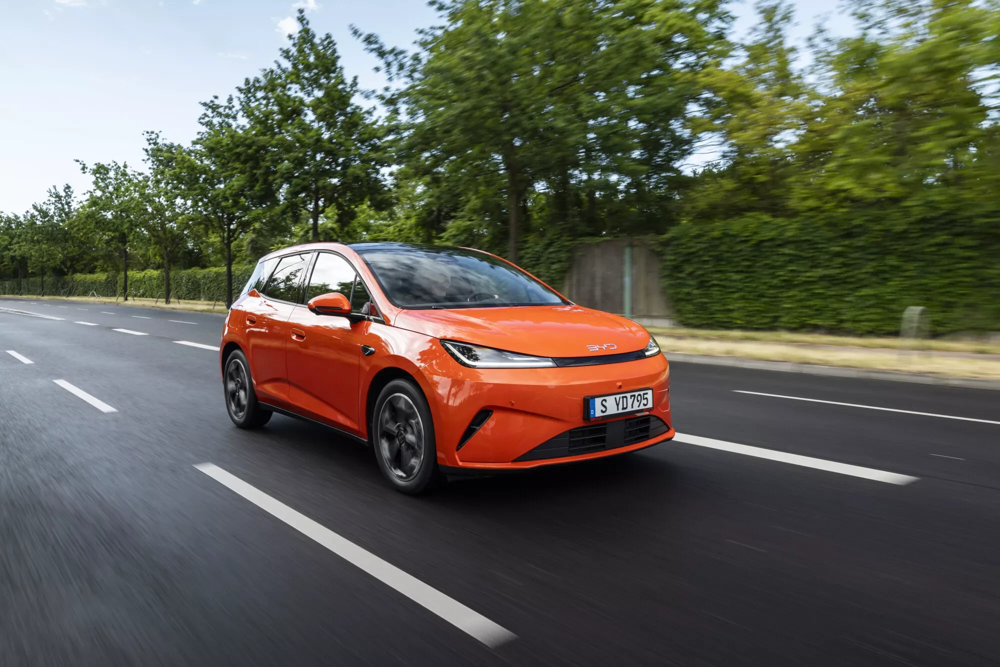 BYD DOLPHIN G DM-i orange roulant sur la route