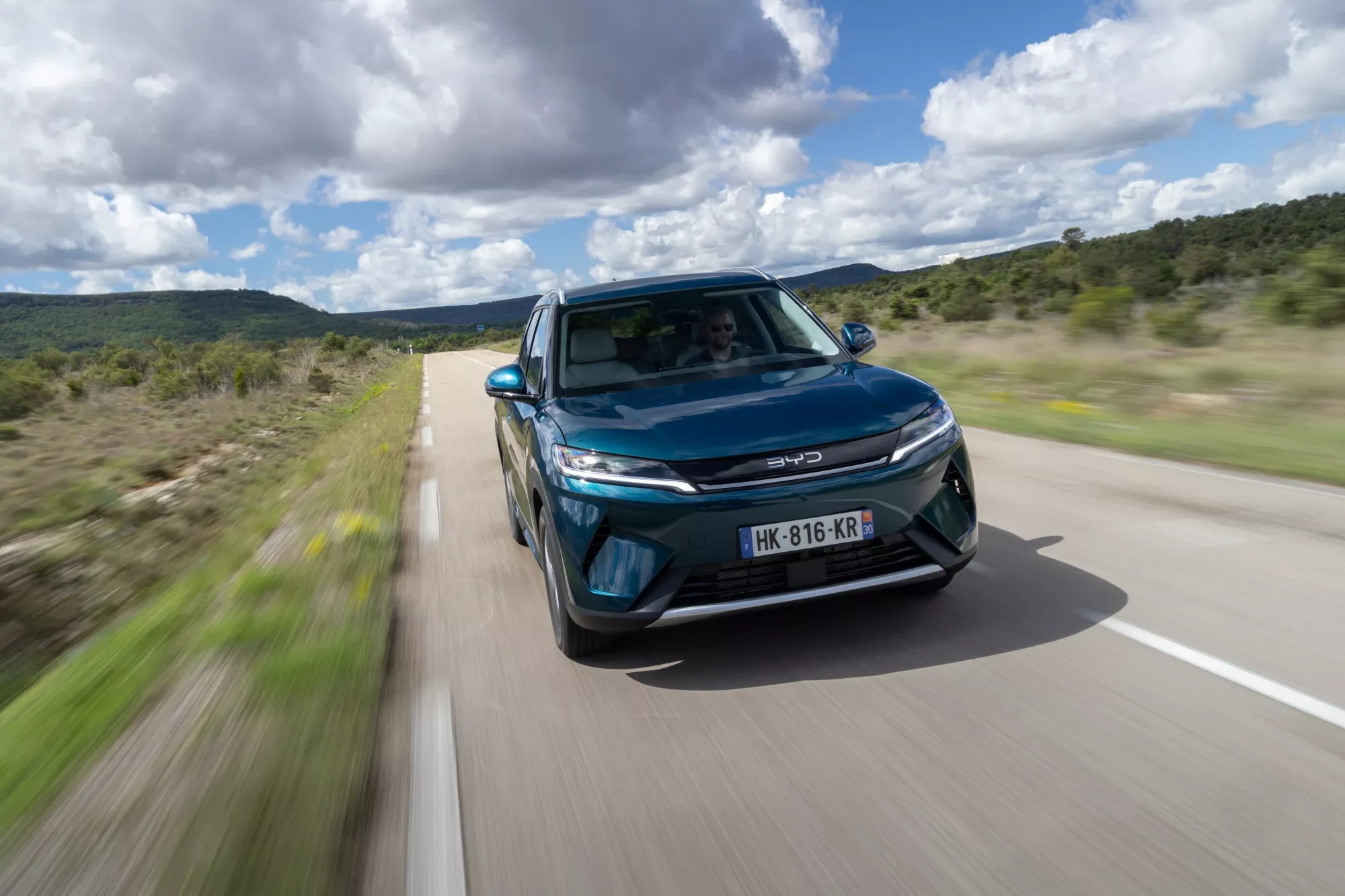 BYD ATTO 2 DM-i roulant sur route.