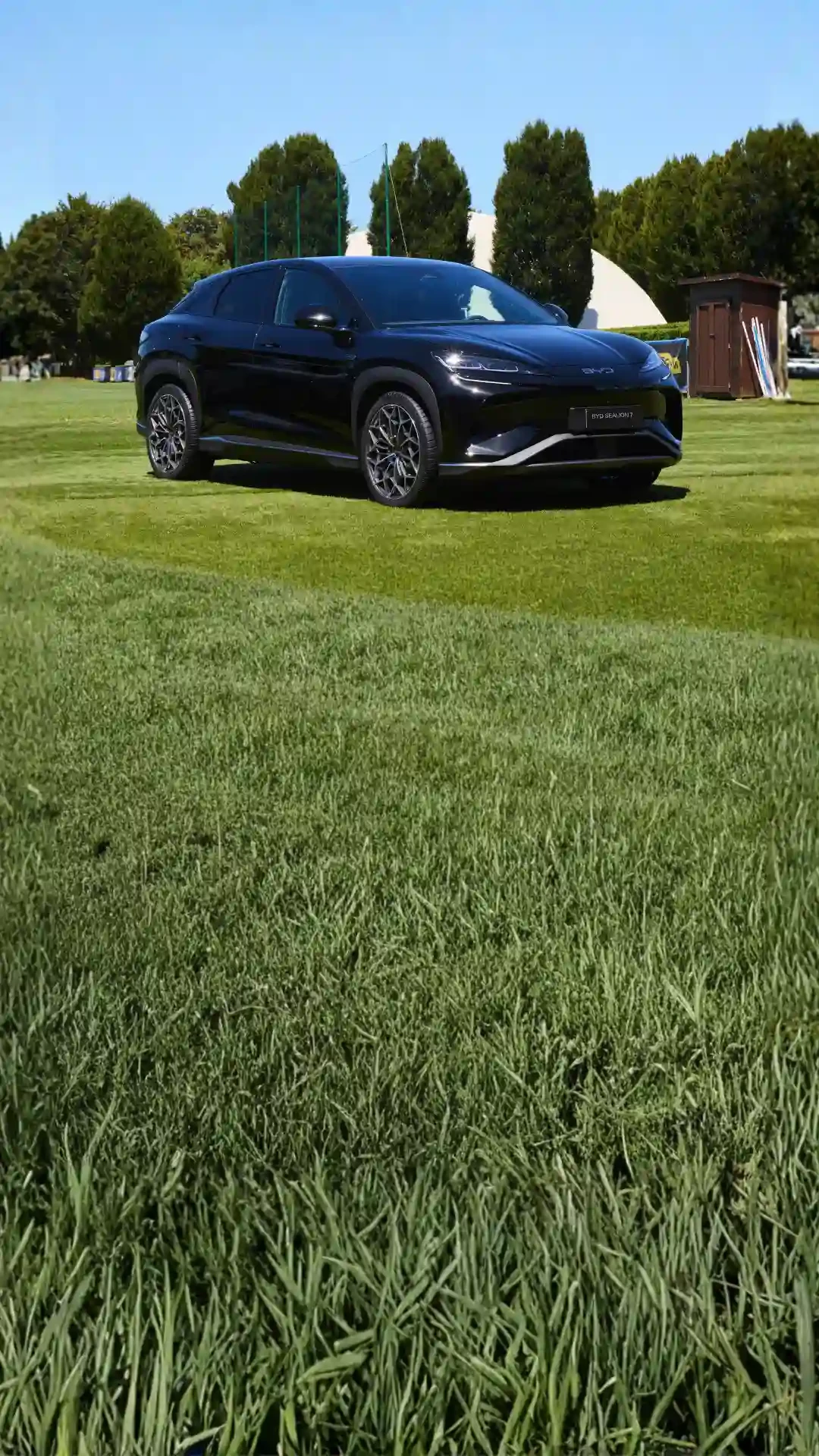 Vista frontale del SUV elettrico BYD SEALION 7 in edizione speciale nera e azzurra