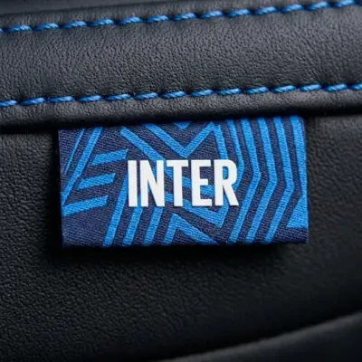 Dettagli cuciture blu elettrico e tag Inter