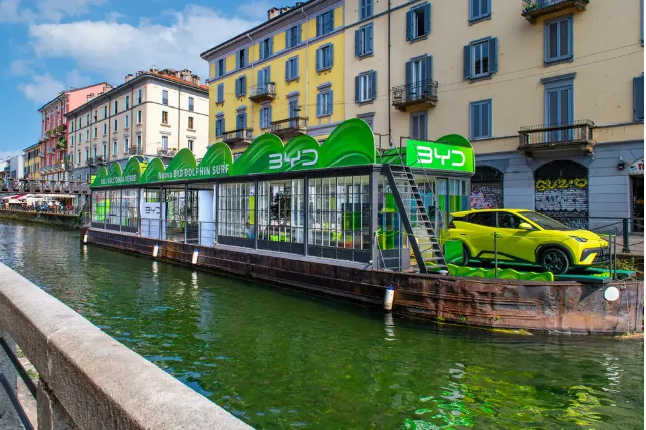 La nuova BYD DOLPHIN SURF cavalca l’onda dell’elettrico sui Navigli di Milano a bordo di The Flo