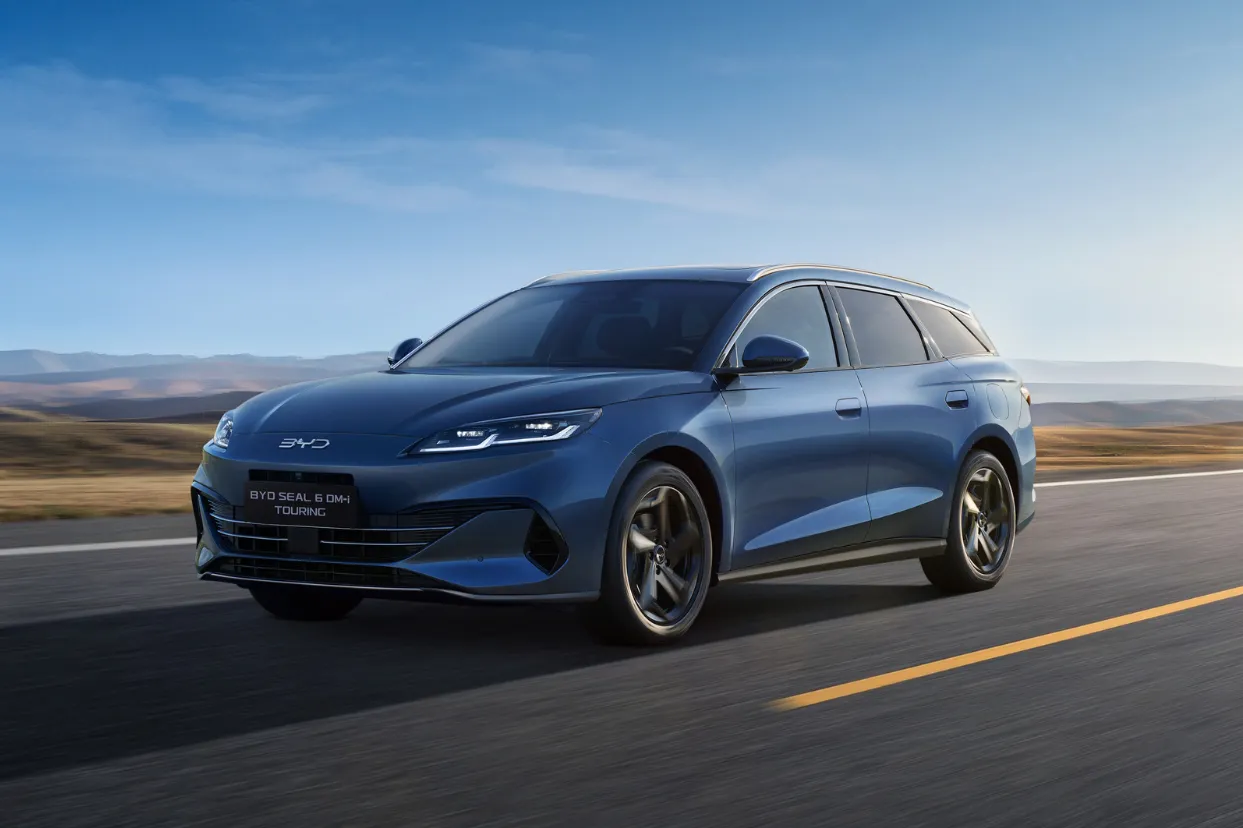 1.500 km senza fermarsi: Arriva la nuova BYD SEAL 6 DM-i