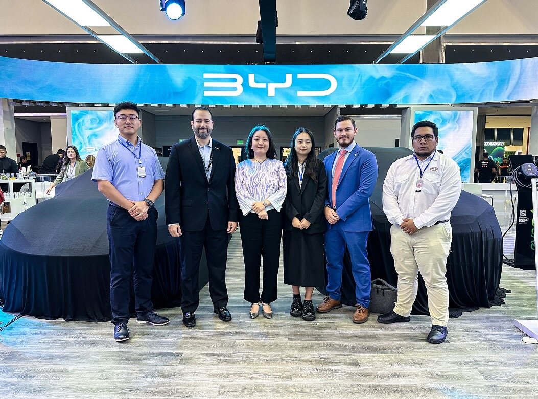 Independent Senator Juan Diego Vazquez and BYD Panama Team